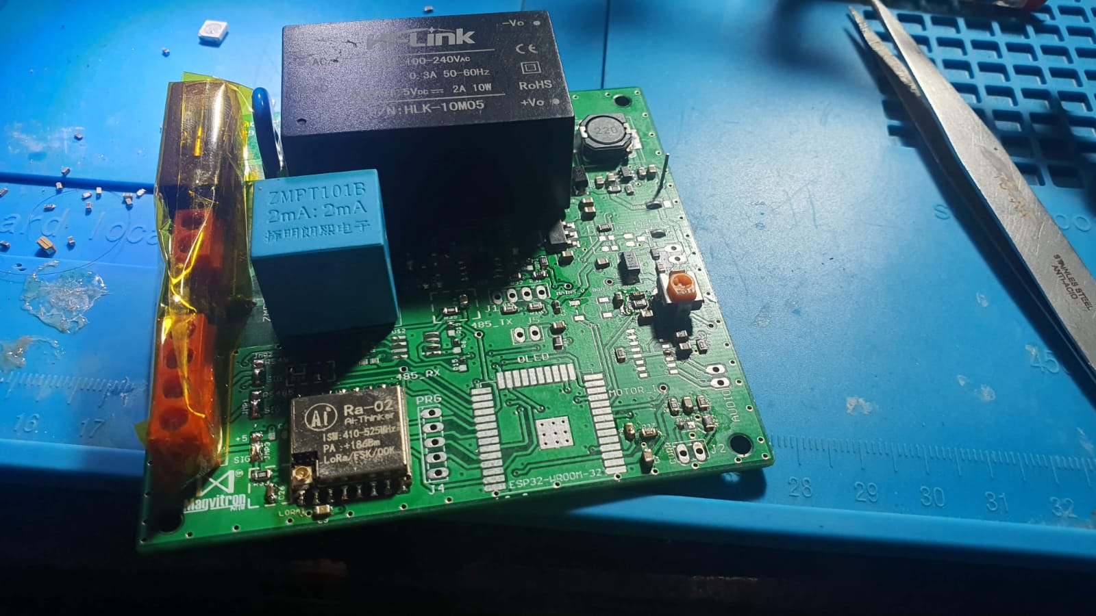LoRa communications controller assembly